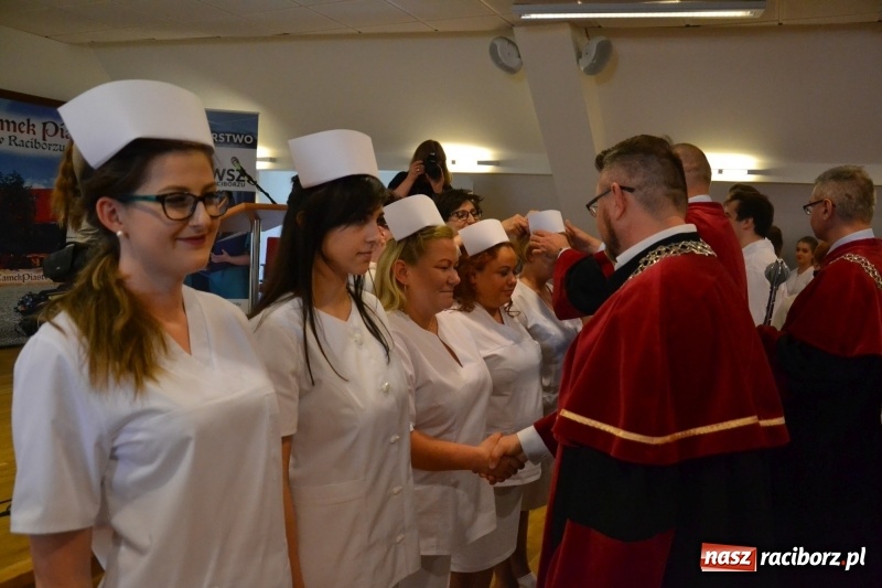 Zdjęcie w galerii na portalu naszraciborz.pl: Studenci pielęgniarstwa w raciborskiej PWSZ odebrali czepki na Zamku Piastowskim wiadomości z regionu