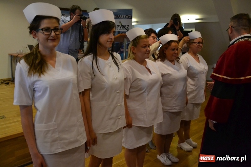 Zdjęcie w galerii na portalu naszraciborz.pl: Studenci pielęgniarstwa w raciborskiej PWSZ odebrali czepki na Zamku Piastowskim wiadomości z regionu