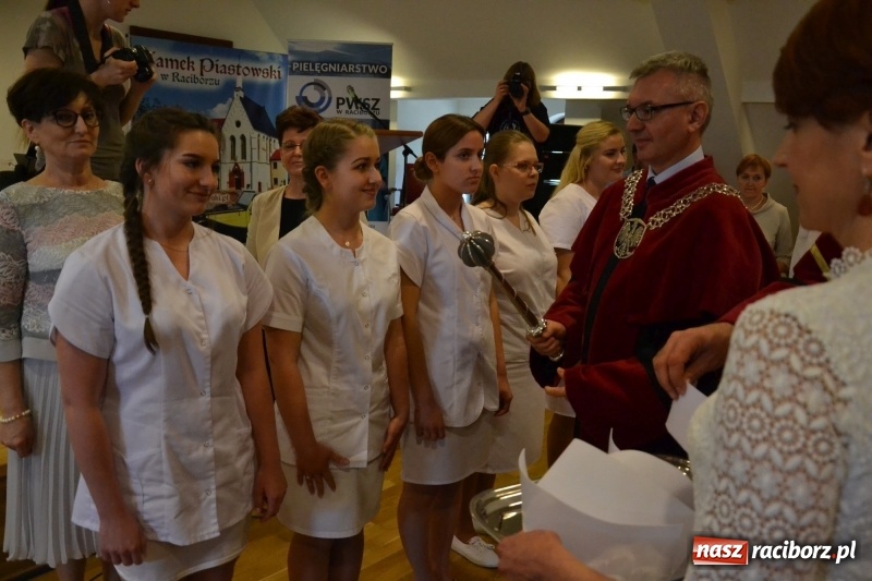 Zdjęcie w galerii na portalu naszraciborz.pl: Studenci pielęgniarstwa w raciborskiej PWSZ odebrali czepki na Zamku Piastowskim wiadomości z regionu