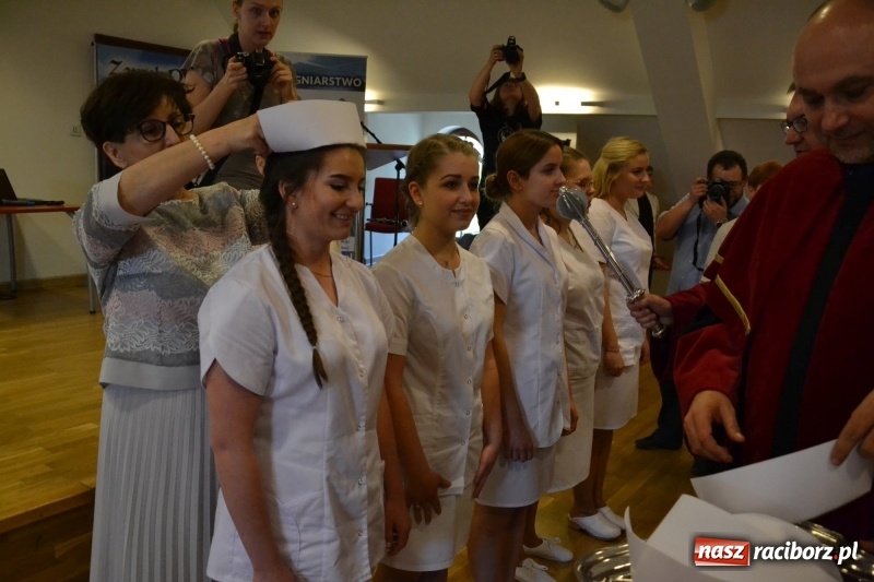 Zdjęcie w galerii na portalu naszraciborz.pl: Studenci pielęgniarstwa w raciborskiej PWSZ odebrali czepki na Zamku Piastowskim wiadomości z regionu