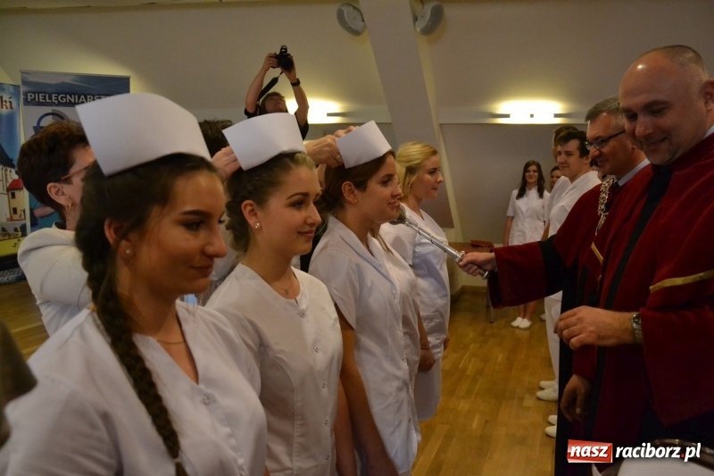 Zdjęcie w galerii na portalu naszraciborz.pl: Studenci pielęgniarstwa w raciborskiej PWSZ odebrali czepki na Zamku Piastowskim wiadomości z regionu