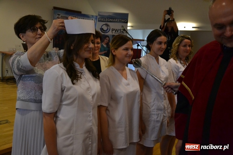 Zdjęcie w galerii na portalu naszraciborz.pl: Studenci pielęgniarstwa w raciborskiej PWSZ odebrali czepki na Zamku Piastowskim wiadomości z regionu