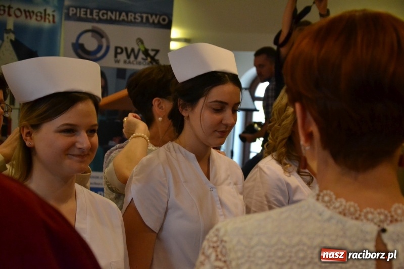Zdjęcie w galerii na portalu naszraciborz.pl: Studenci pielęgniarstwa w raciborskiej PWSZ odebrali czepki na Zamku Piastowskim wiadomości z regionu