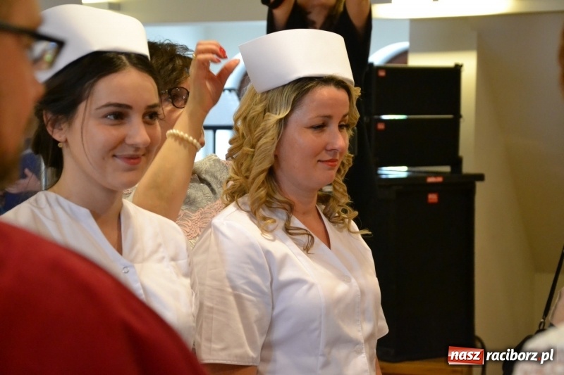Zdjęcie w galerii na portalu naszraciborz.pl: Studenci pielęgniarstwa w raciborskiej PWSZ odebrali czepki na Zamku Piastowskim wiadomości z regionu