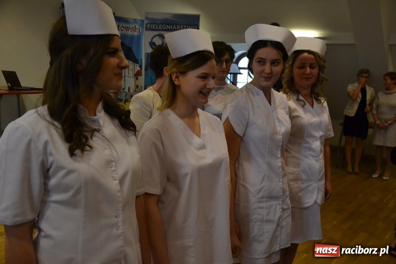 Zdjęcie w galerii na portalu naszraciborz.pl: Studenci pielęgniarstwa w raciborskiej PWSZ odebrali czepki na Zamku Piastowskim wiadomości z regionu
