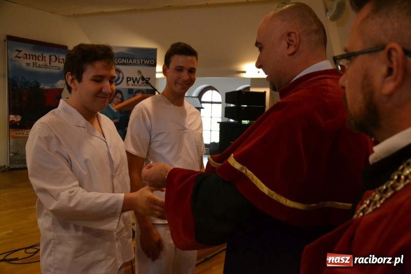 Zdjęcie w galerii na portalu naszraciborz.pl: Studenci pielęgniarstwa w raciborskiej PWSZ odebrali czepki na Zamku Piastowskim wiadomości z regionu