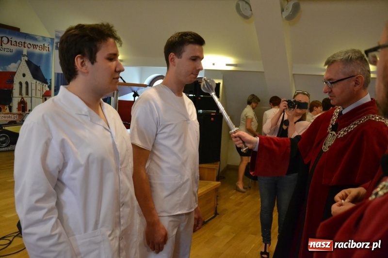 Zdjęcie w galerii na portalu naszraciborz.pl: Studenci pielęgniarstwa w raciborskiej PWSZ odebrali czepki na Zamku Piastowskim wiadomości z regionu