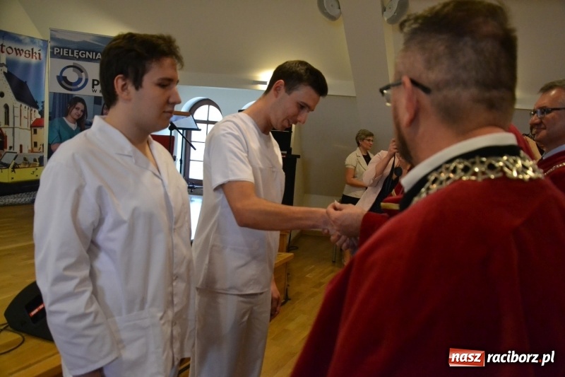 Zdjęcie w galerii na portalu naszraciborz.pl: Studenci pielęgniarstwa w raciborskiej PWSZ odebrali czepki na Zamku Piastowskim wiadomości z regionu
