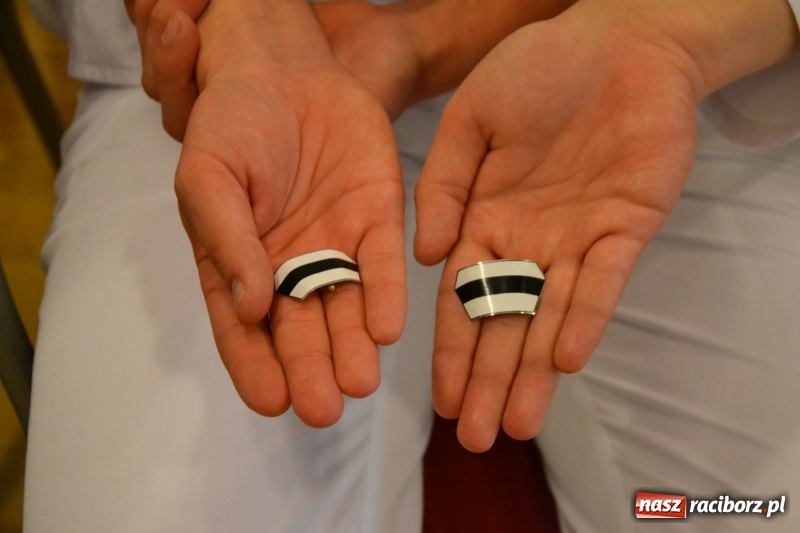 Zdjęcie w galerii na portalu naszraciborz.pl: Studenci pielęgniarstwa w raciborskiej PWSZ odebrali czepki na Zamku Piastowskim wiadomości z regionu