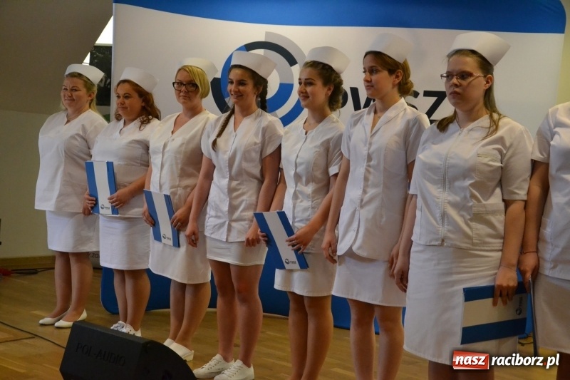 Zdjęcie w galerii na portalu naszraciborz.pl: Studenci pielęgniarstwa w raciborskiej PWSZ odebrali czepki na Zamku Piastowskim wiadomości z regionu