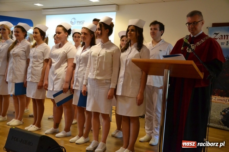 Zdjęcie w galerii na portalu naszraciborz.pl: Studenci pielęgniarstwa w raciborskiej PWSZ odebrali czepki na Zamku Piastowskim wiadomości z regionu
