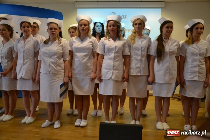 Zdjęcie w galerii na portalu naszraciborz.pl: Studenci pielęgniarstwa w raciborskiej PWSZ odebrali czepki na Zamku Piastowskim wiadomości z regionu