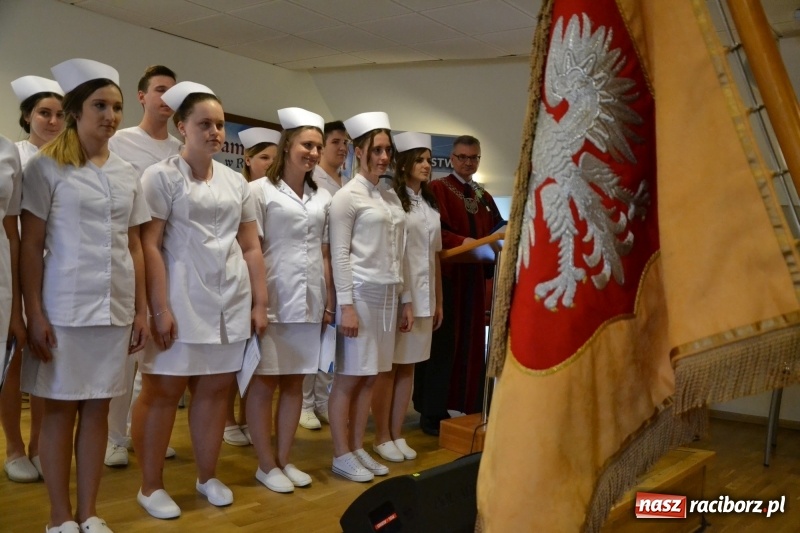 Zdjęcie w galerii na portalu naszraciborz.pl: Studenci pielęgniarstwa w raciborskiej PWSZ odebrali czepki na Zamku Piastowskim wiadomości z regionu