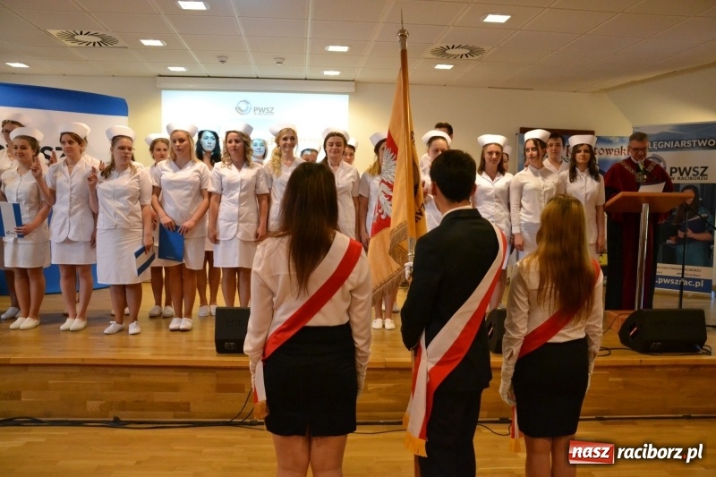 Zdjęcie w galerii na portalu naszraciborz.pl: Studenci pielęgniarstwa w raciborskiej PWSZ odebrali czepki na Zamku Piastowskim wiadomości z regionu