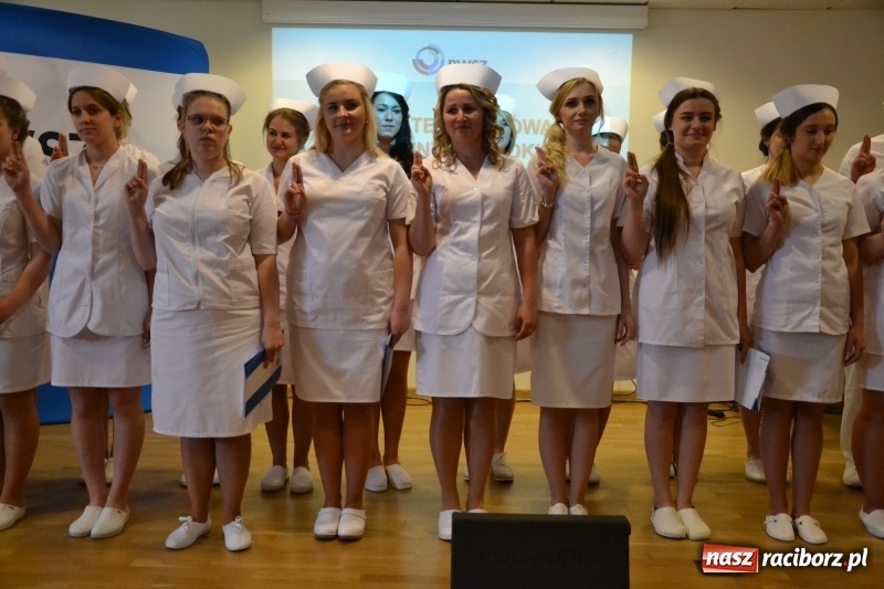 Zdjęcie w galerii na portalu naszraciborz.pl: Studenci pielęgniarstwa w raciborskiej PWSZ odebrali czepki na Zamku Piastowskim wiadomości z regionu