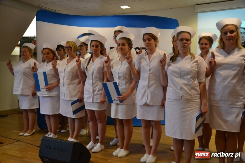Zdjęcie w galerii na portalu naszraciborz.pl: Studenci pielęgniarstwa w raciborskiej PWSZ odebrali czepki na Zamku Piastowskim wiadomości z regionu