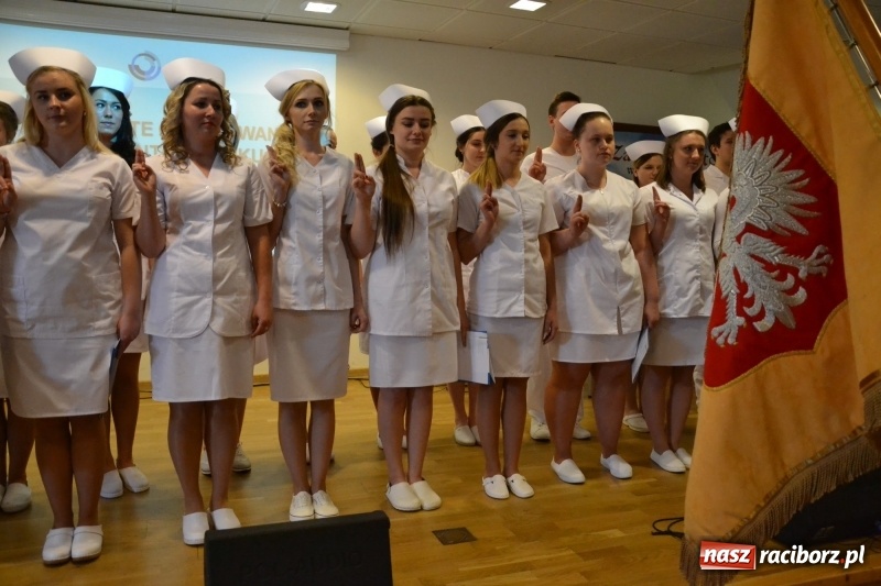 Zdjęcie w galerii na portalu naszraciborz.pl: Studenci pielęgniarstwa w raciborskiej PWSZ odebrali czepki na Zamku Piastowskim wiadomości z regionu