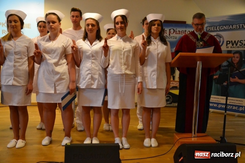 Zdjęcie w galerii na portalu naszraciborz.pl: Studenci pielęgniarstwa w raciborskiej PWSZ odebrali czepki na Zamku Piastowskim wiadomości z regionu