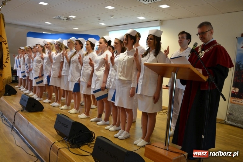 Zdjęcie w galerii na portalu naszraciborz.pl: Studenci pielęgniarstwa w raciborskiej PWSZ odebrali czepki na Zamku Piastowskim wiadomości z regionu