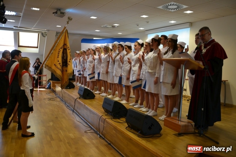 Zdjęcie w galerii na portalu naszraciborz.pl: Studenci pielęgniarstwa w raciborskiej PWSZ odebrali czepki na Zamku Piastowskim wiadomości z regionu