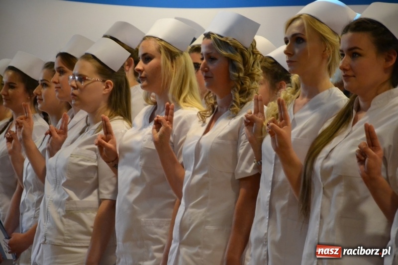 Zdjęcie w galerii na portalu naszraciborz.pl: Studenci pielęgniarstwa w raciborskiej PWSZ odebrali czepki na Zamku Piastowskim wiadomości z regionu