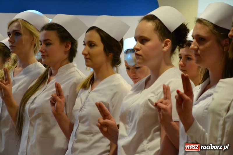 Zdjęcie w galerii na portalu naszraciborz.pl: Studenci pielęgniarstwa w raciborskiej PWSZ odebrali czepki na Zamku Piastowskim wiadomości z regionu