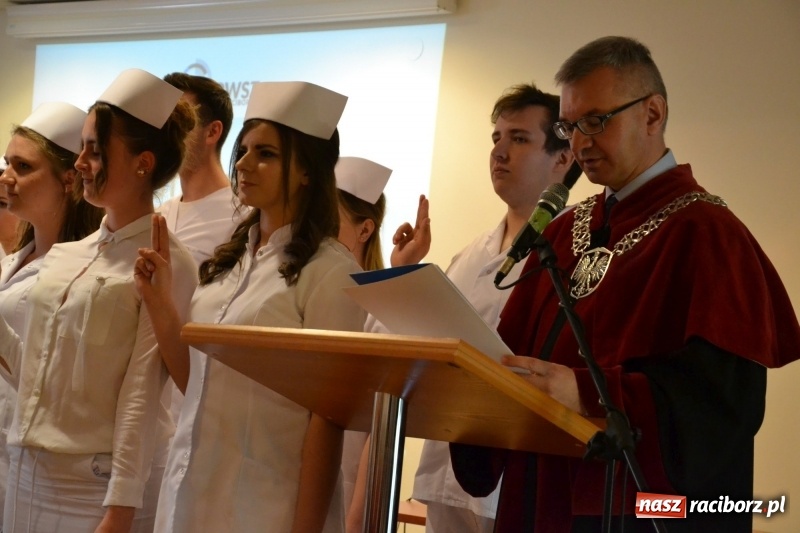 Zdjęcie w galerii na portalu naszraciborz.pl: Studenci pielęgniarstwa w raciborskiej PWSZ odebrali czepki na Zamku Piastowskim wiadomości z regionu