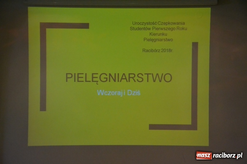 Zdjęcie w galerii na portalu naszraciborz.pl: Studenci pielęgniarstwa w raciborskiej PWSZ odebrali czepki na Zamku Piastowskim wiadomości z regionu