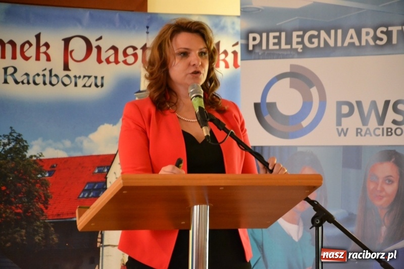 Zdjęcie w galerii na portalu naszraciborz.pl: Studenci pielęgniarstwa w raciborskiej PWSZ odebrali czepki na Zamku Piastowskim wiadomości z regionu