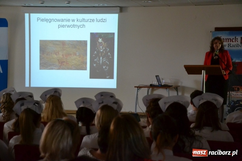 Zdjęcie w galerii na portalu naszraciborz.pl: Studenci pielęgniarstwa w raciborskiej PWSZ odebrali czepki na Zamku Piastowskim wiadomości z regionu