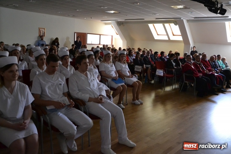 Zdjęcie w galerii na portalu naszraciborz.pl: Studenci pielęgniarstwa w raciborskiej PWSZ odebrali czepki na Zamku Piastowskim wiadomości z regionu