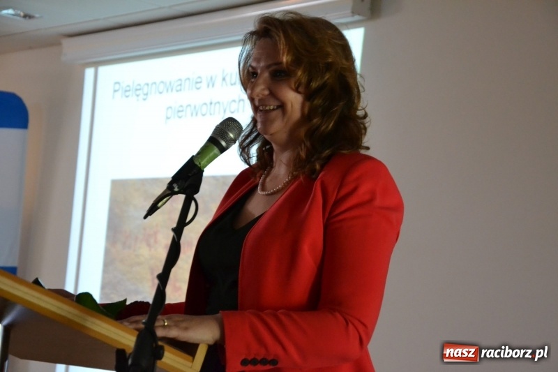 Zdjęcie w galerii na portalu naszraciborz.pl: Studenci pielęgniarstwa w raciborskiej PWSZ odebrali czepki na Zamku Piastowskim wiadomości z regionu