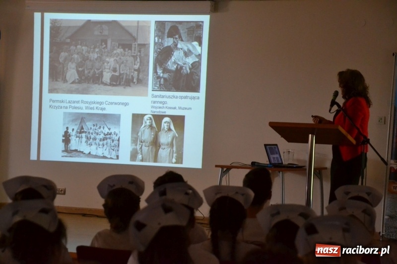 Zdjęcie w galerii na portalu naszraciborz.pl: Studenci pielęgniarstwa w raciborskiej PWSZ odebrali czepki na Zamku Piastowskim wiadomości z regionu