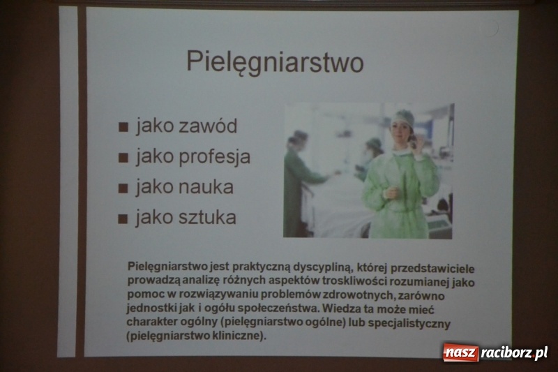 Zdjęcie w galerii na portalu naszraciborz.pl: Studenci pielęgniarstwa w raciborskiej PWSZ odebrali czepki na Zamku Piastowskim wiadomości z regionu