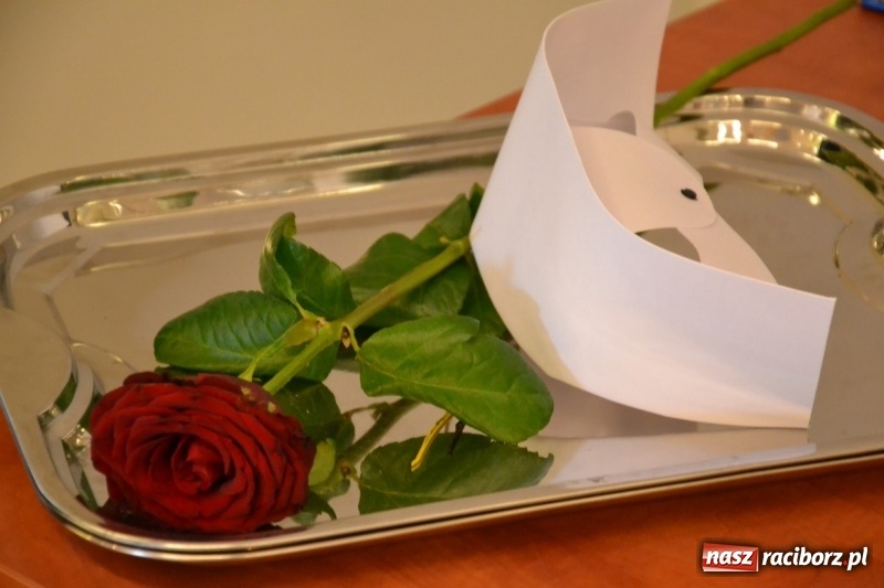 Zdjęcie w galerii na portalu naszraciborz.pl: Studenci pielęgniarstwa w raciborskiej PWSZ odebrali czepki na Zamku Piastowskim wiadomości z regionu