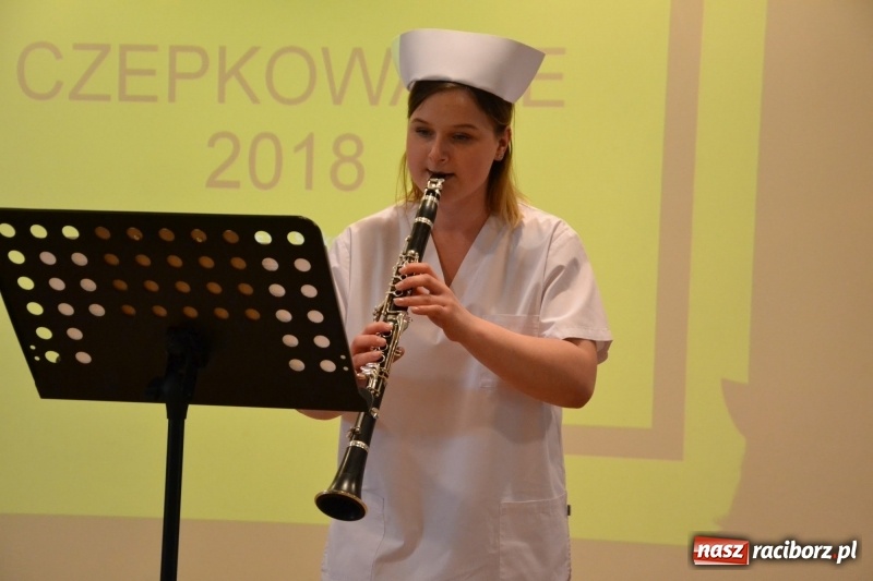 Zdjęcie w galerii na portalu naszraciborz.pl: Studenci pielęgniarstwa w raciborskiej PWSZ odebrali czepki na Zamku Piastowskim wiadomości z regionu