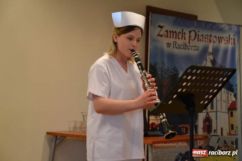 Zdjęcie w galerii na portalu naszraciborz.pl: Studenci pielęgniarstwa w raciborskiej PWSZ odebrali czepki na Zamku Piastowskim wiadomości z regionu