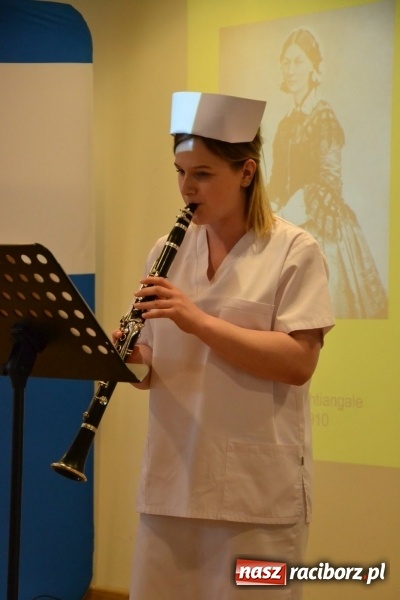 Zdjęcie w galerii na portalu naszraciborz.pl: Studenci pielęgniarstwa w raciborskiej PWSZ odebrali czepki na Zamku Piastowskim wiadomości z regionu