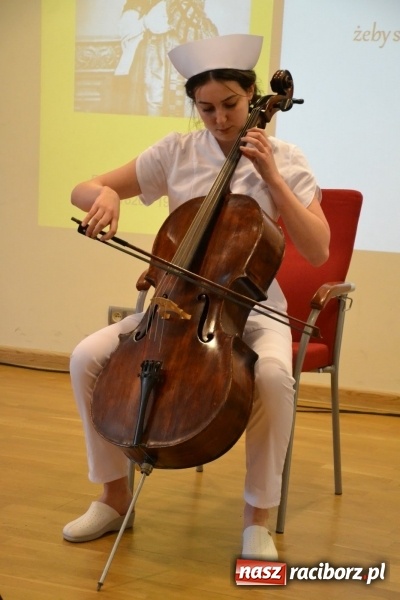 Zdjęcie w galerii na portalu naszraciborz.pl: Studenci pielęgniarstwa w raciborskiej PWSZ odebrali czepki na Zamku Piastowskim wiadomości z regionu