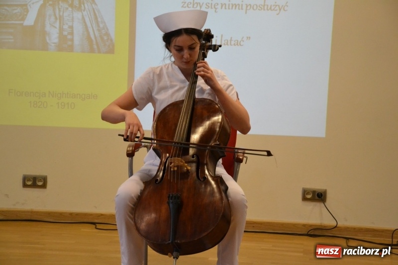 Zdjęcie w galerii na portalu naszraciborz.pl: Studenci pielęgniarstwa w raciborskiej PWSZ odebrali czepki na Zamku Piastowskim wiadomości z regionu