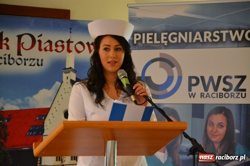 Zdjęcie w galerii na portalu naszraciborz.pl: Studenci pielęgniarstwa w raciborskiej PWSZ odebrali czepki na Zamku Piastowskim wiadomości z regionu