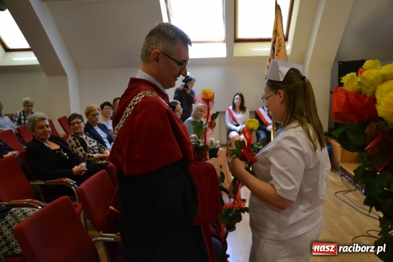 Zdjęcie w galerii na portalu naszraciborz.pl: Studenci pielęgniarstwa w raciborskiej PWSZ odebrali czepki na Zamku Piastowskim wiadomości z regionu