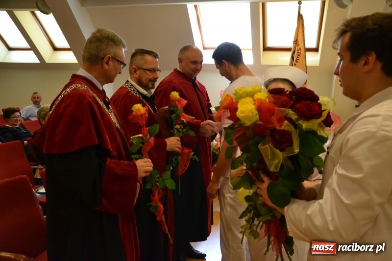 Zdjęcie w galerii na portalu naszraciborz.pl: Studenci pielęgniarstwa w raciborskiej PWSZ odebrali czepki na Zamku Piastowskim wiadomości z regionu