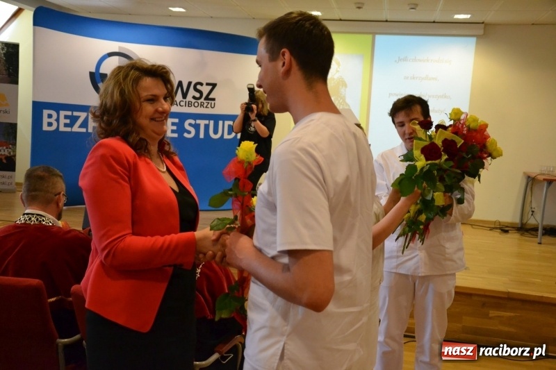 Zdjęcie w galerii na portalu naszraciborz.pl: Studenci pielęgniarstwa w raciborskiej PWSZ odebrali czepki na Zamku Piastowskim wiadomości z regionu