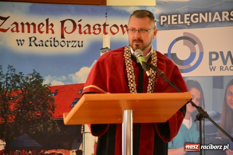 Zdjęcie w galerii na portalu naszraciborz.pl: Studenci pielęgniarstwa w raciborskiej PWSZ odebrali czepki na Zamku Piastowskim wiadomości z regionu