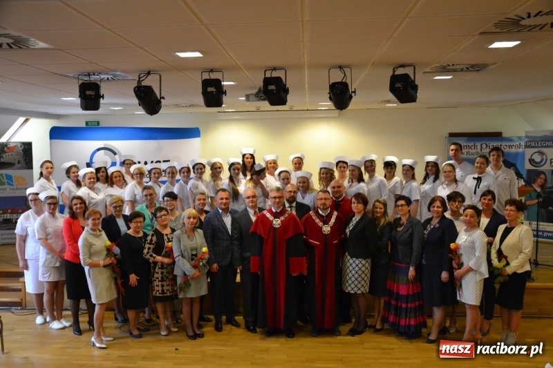 Zdjęcie w galerii na portalu naszraciborz.pl: Studenci pielęgniarstwa w raciborskiej PWSZ odebrali czepki na Zamku Piastowskim wiadomości z regionu