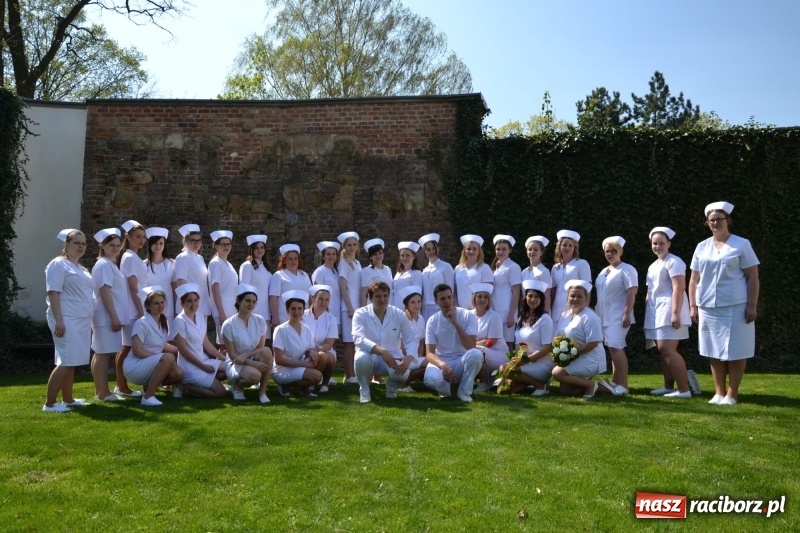 Zdjęcie w galerii na portalu naszraciborz.pl: Studenci pielęgniarstwa w raciborskiej PWSZ odebrali czepki na Zamku Piastowskim wiadomości z regionu