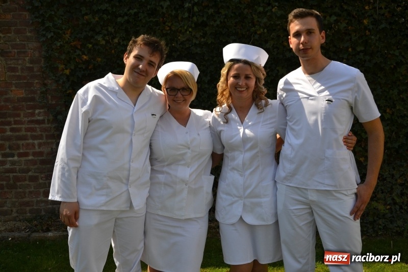 Zdjęcie w galerii na portalu naszraciborz.pl: Studenci pielęgniarstwa w raciborskiej PWSZ odebrali czepki na Zamku Piastowskim wiadomości z regionu