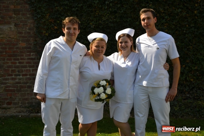 Zdjęcie w galerii na portalu naszraciborz.pl: Studenci pielęgniarstwa w raciborskiej PWSZ odebrali czepki na Zamku Piastowskim wiadomości z regionu