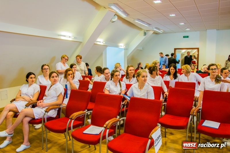 Zdjęcie w galerii na portalu naszraciborz.pl: Studenci pielęgniarstwa w raciborskiej PWSZ odebrali czepki na Zamku Piastowskim wiadomości z regionu
